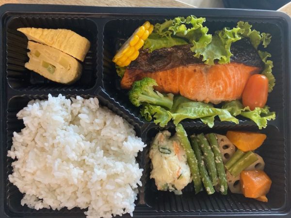 ①熟成鮭弁当 128,000VND(約650円)