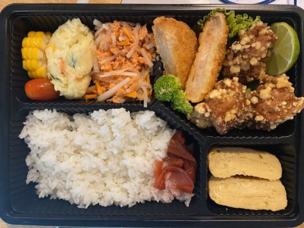 ウォーカーズ編集部が先日いただいた、『エビカツと唐揚げ弁当』138,000VND(約700円)