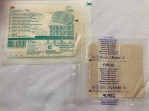 日系病院で処方して頂いた、より品質の良い絆創膏（右下）、保護テープ（左上）