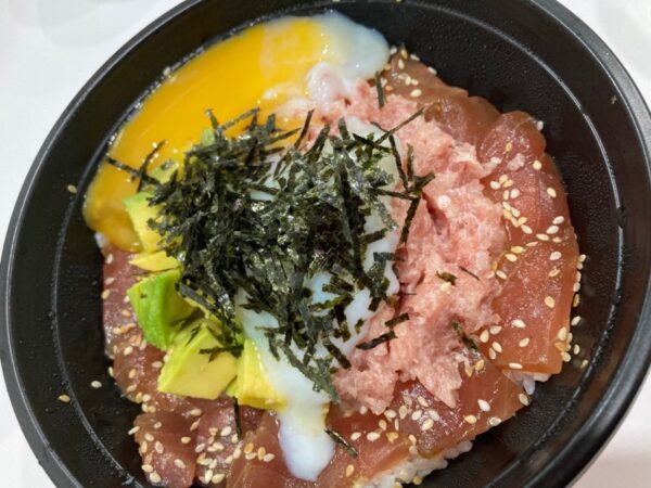 取材時の週替り丼『まぐろアボカドユッケ丼』